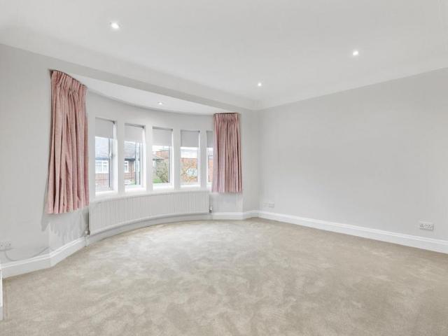 6 bedroom detached house to rent