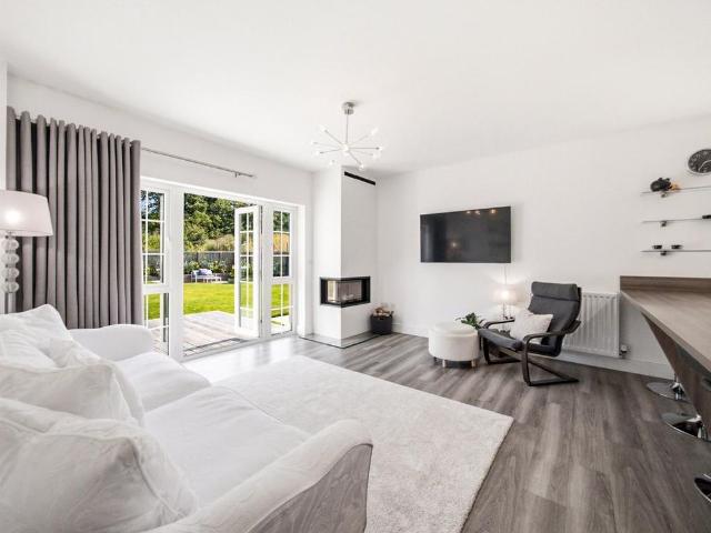6 bedroom detached house to rent