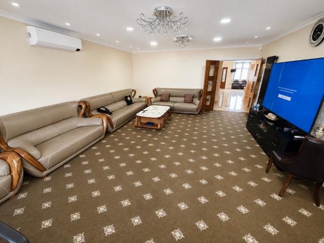 6 bedroom detached house to rent