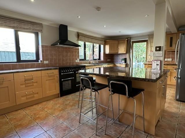 6 bedroom detached house to rent
