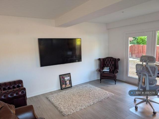 6 bedroom detached house to rent