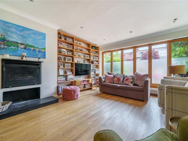 6 bedroom detached house to rent