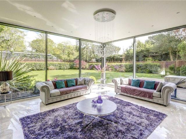 6 bedroom detached house to rent