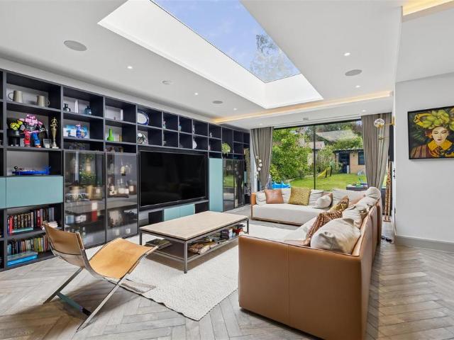 6 bedroom detached house to rent