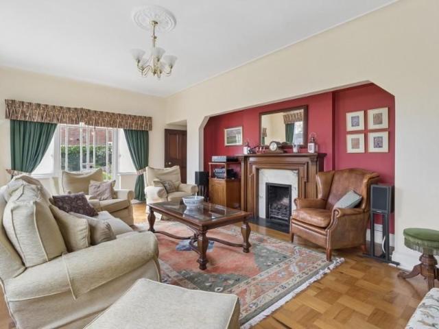 6 bedroom detached house to rent