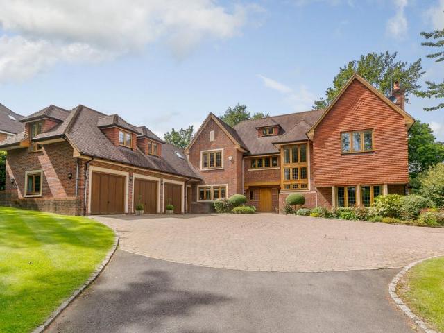 6 bedroom detached house to rent