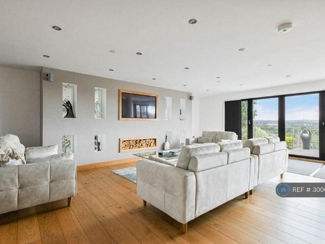 6 bedroom detached house to rent