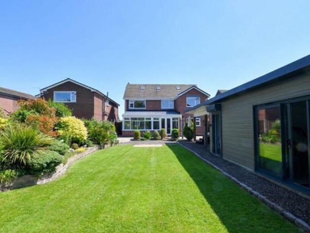6 bedroom detached house to rent