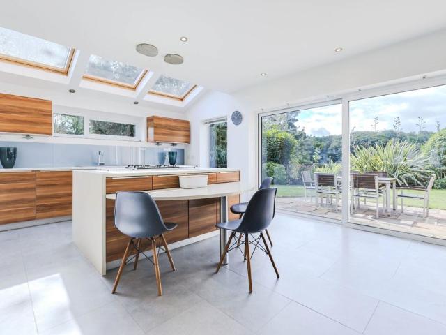 6 bedroom detached house to rent
