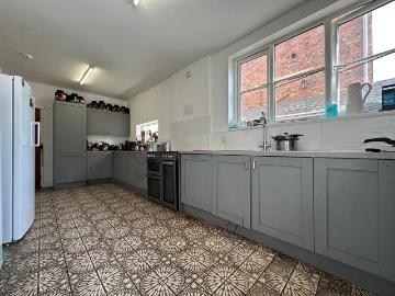 6 bedroom detached house to rent
