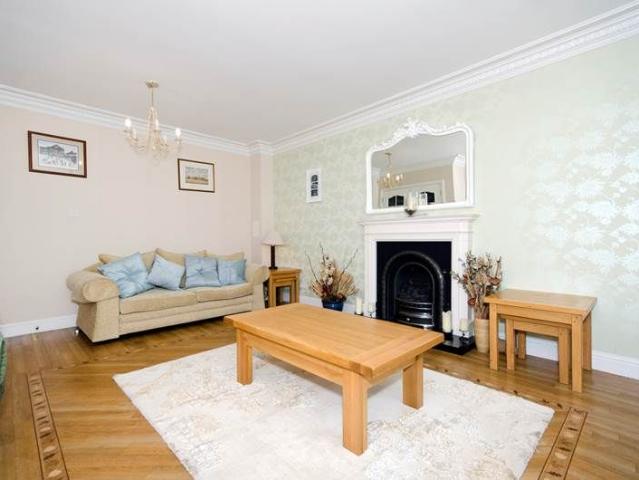 6 bedroom detached house to rent