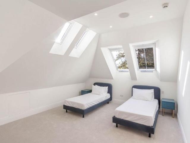 6 bedroom detached house to rent