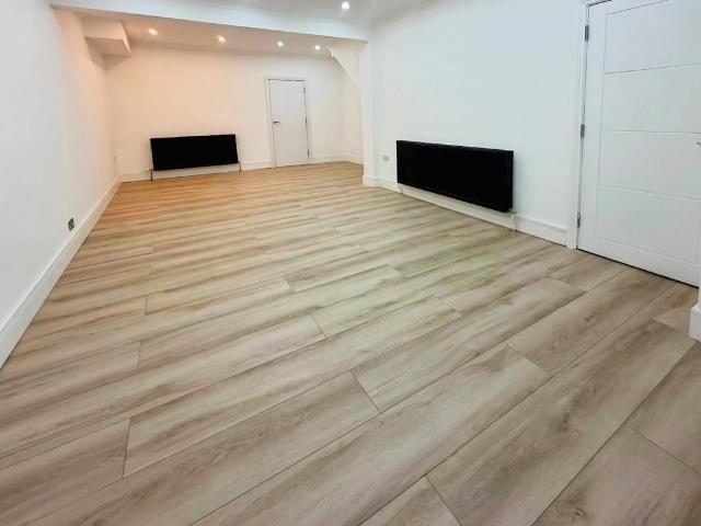 6 bedroom detached house to rent