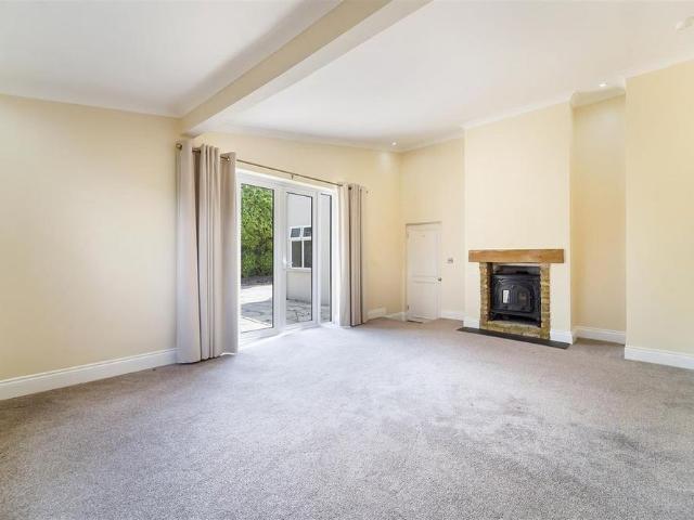 6 bedroom detached house to rent