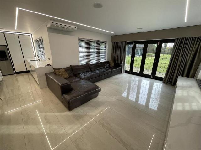 6 bedroom detached house to rent
