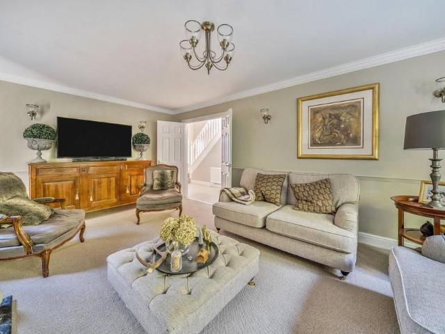 6 bedroom detached house to rent
