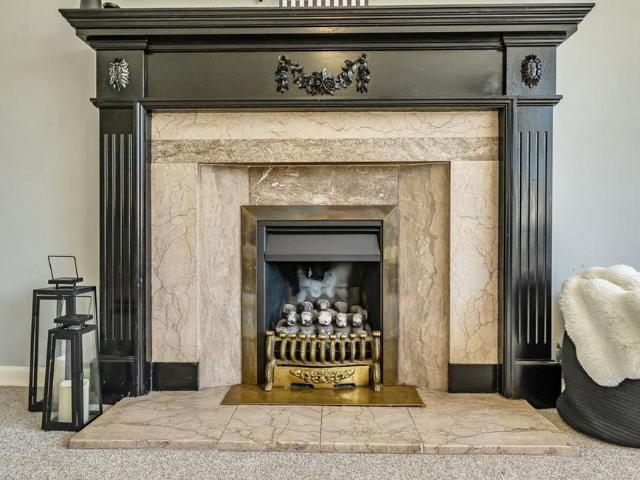 6 bedroom detached house to rent