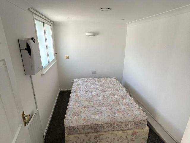 6 bedroom detached house to rent