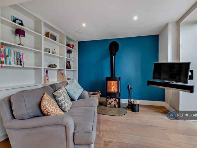 6 bedroom detached house to rent
