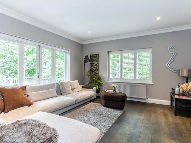 6 bedroom detached house to rent