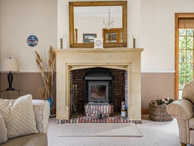 6 bedroom detached house to rent