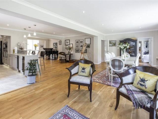 6 bedroom detached house to rent
