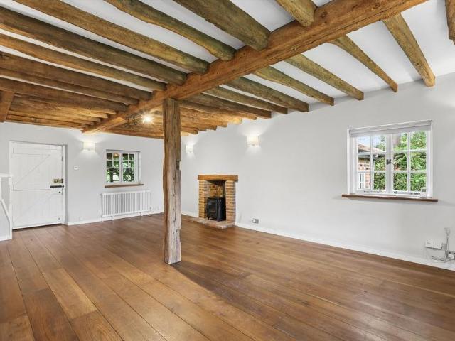 6 bedroom detached house to rent