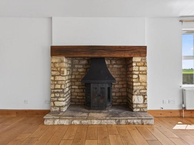 6 bedroom detached house to rent