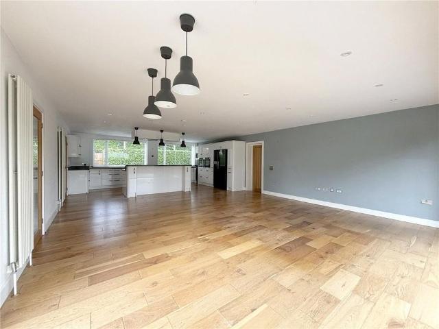 6 bedroom detached house to rent