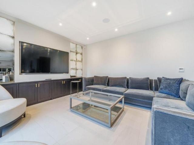 6 bedroom detached house to rent