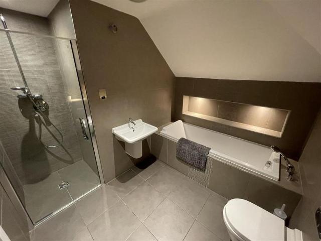 6 bedroom detached house to rent
