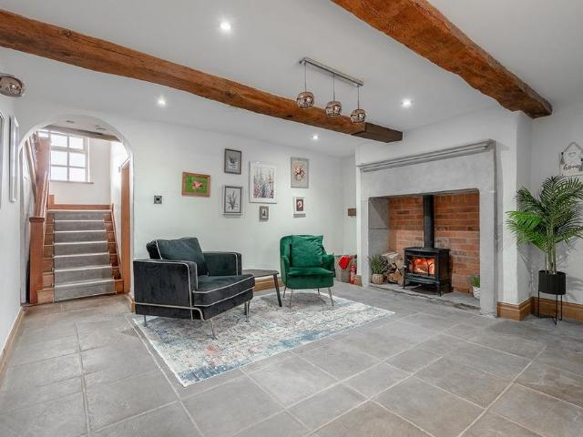 6 bedroom detached house to rent