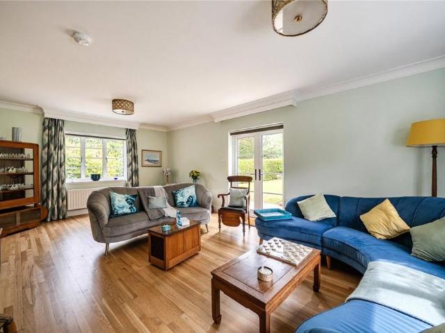 6 bedroom detached house to rent