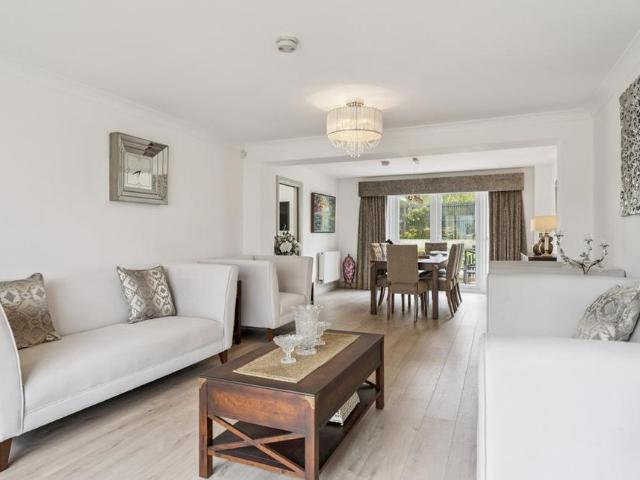 6 bedroom detached house to rent