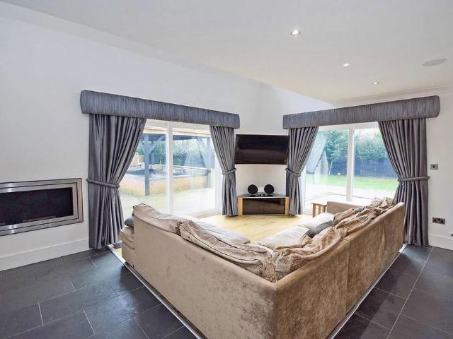 6 bedroom detached house to rent
