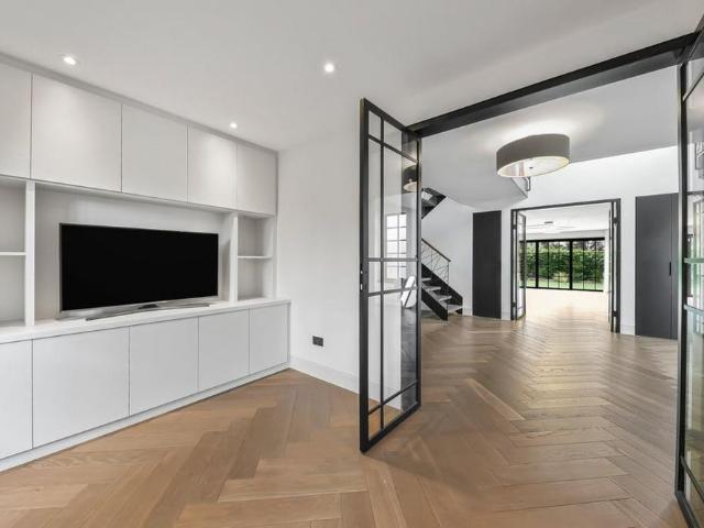 6 bedroom detached house to rent