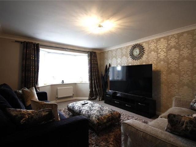 6 bedroom detached house to rent