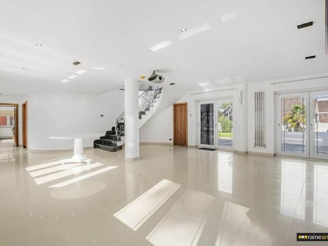 6 bedroom detached house to rent