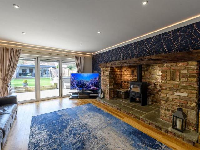 6 bedroom detached house to rent