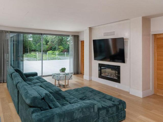 6 bedroom detached house to rent