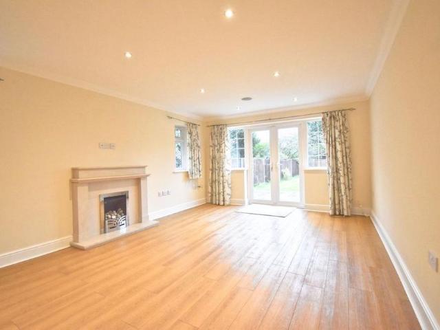 6 bedroom detached house to rent