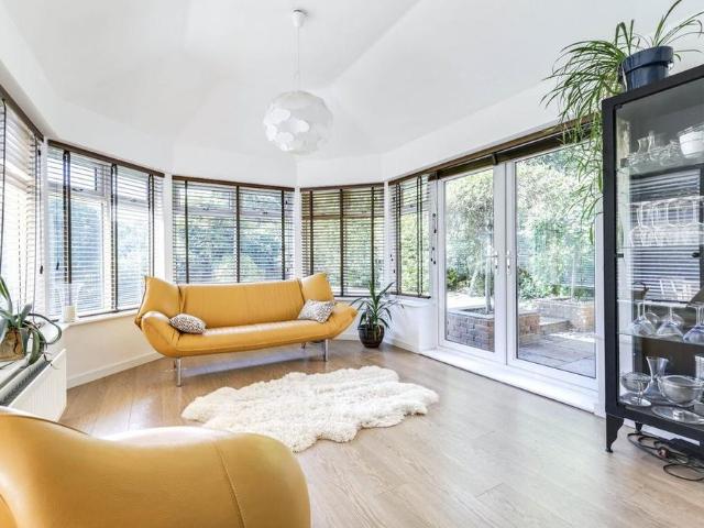 6 bedroom detached house to rent