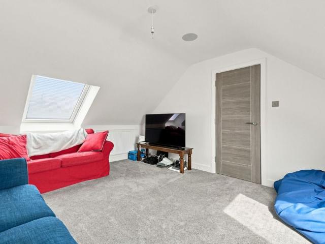 6 Bedroom Detached House To Rent