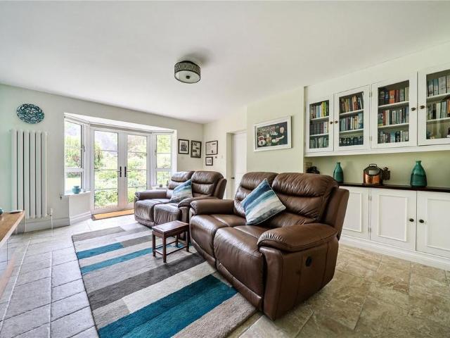6 bedroom detached house to rent