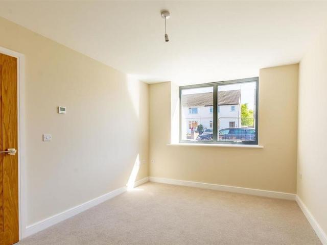 6 bedroom detached house to rent