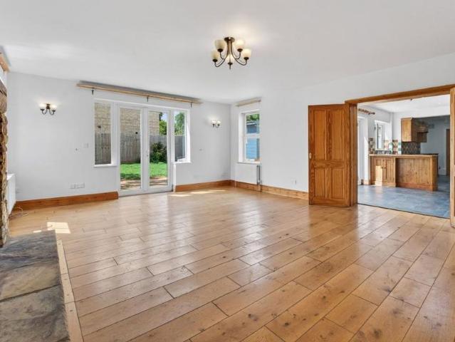 6 bedroom detached house to rent