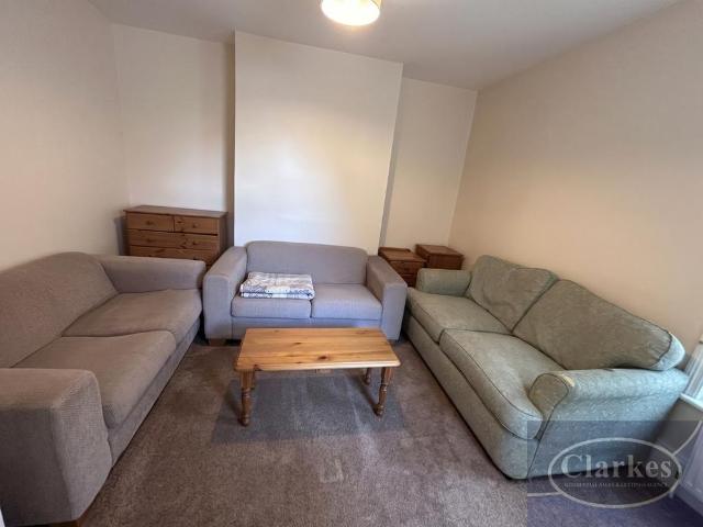 5 bedroom detached house to rent