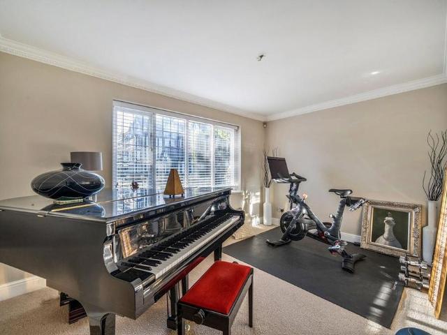 6 bedroom detached house to rent