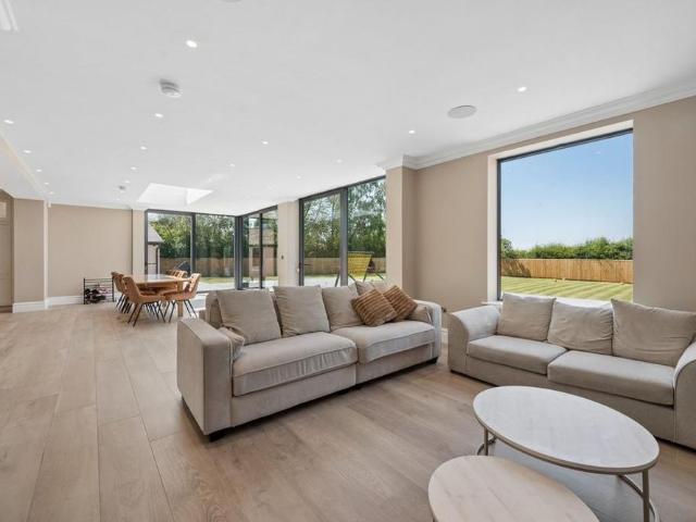 6 bedroom detached house to rent