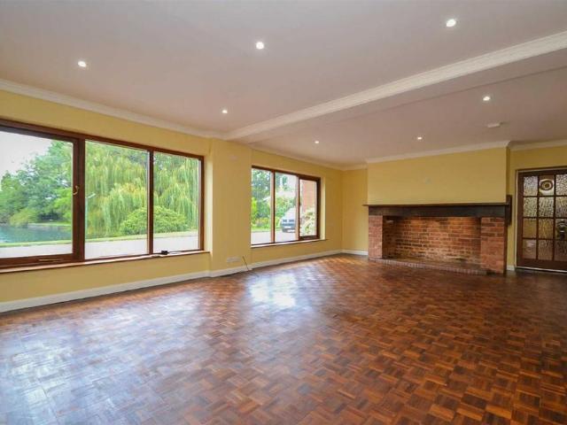 6 bedroom detached house to rent